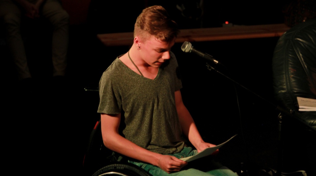 Hannes beim Poetry Slam