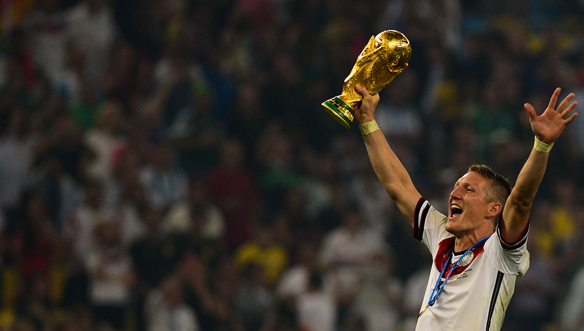Bastian Schweinsteiger mit WM-Pokal