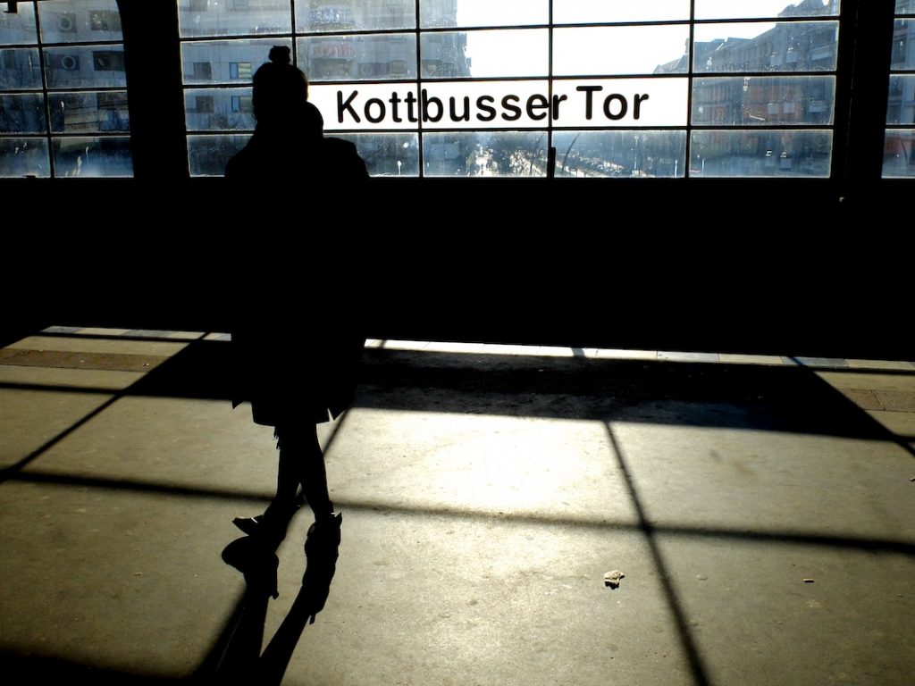 Eine Frau steht am U-Bahnhof Kottbusser Tor