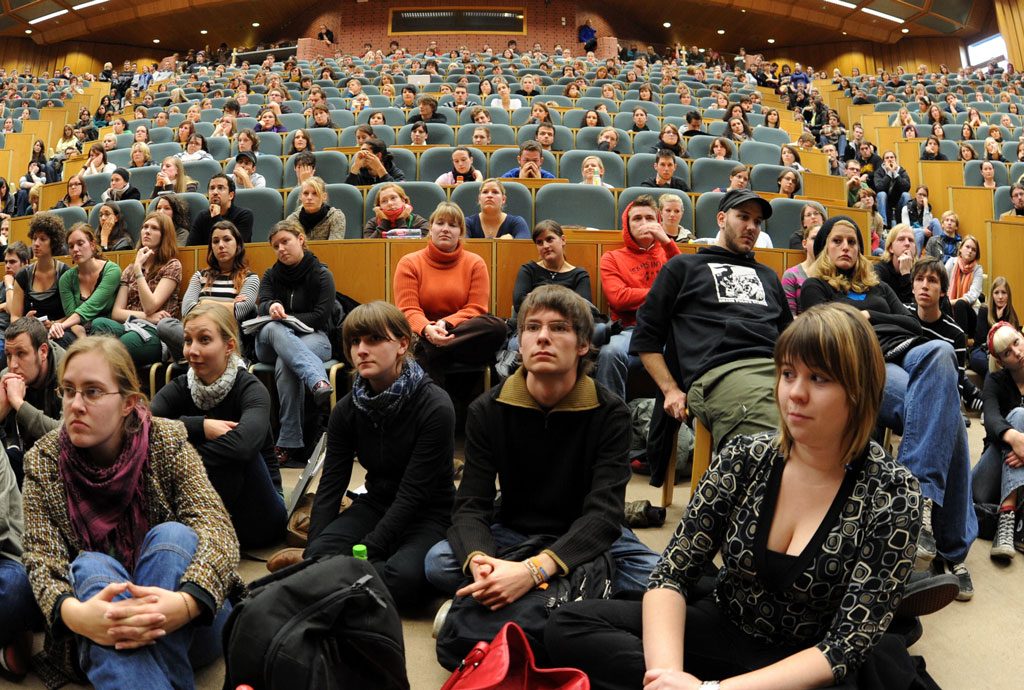 Studenten in überfülltem Hörsaal