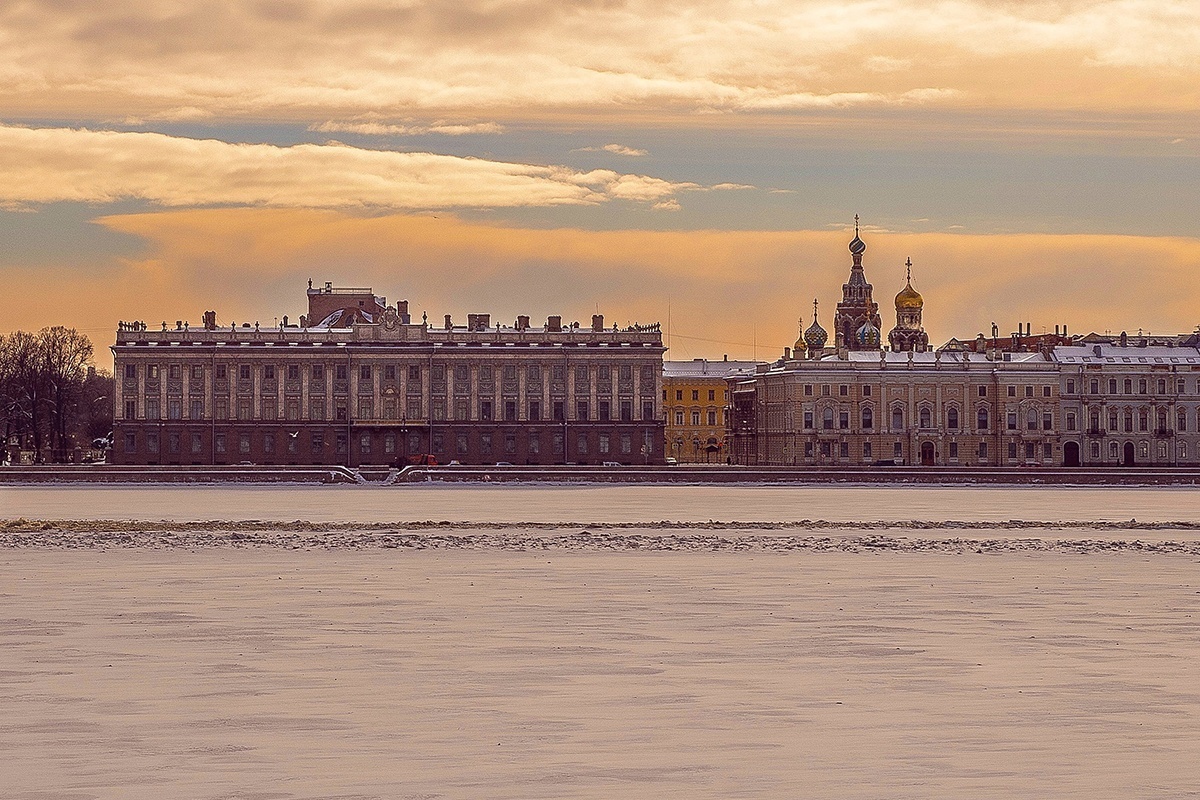 St. Petersburg vom Wasser gesehen