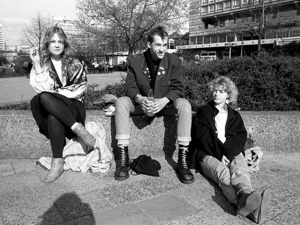 Ein Punk hängt mit zwei Freundinnen im Frühjahr 1984 vor den Rathauspassagen in Berlin ab.