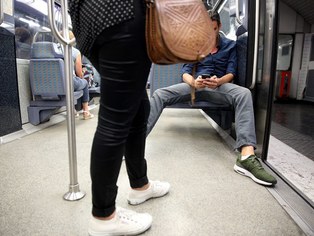 Ein Mann fühlt sich etwas zu privilegiert und belegt gleich zwei Sitzplätze in der U-Bahn