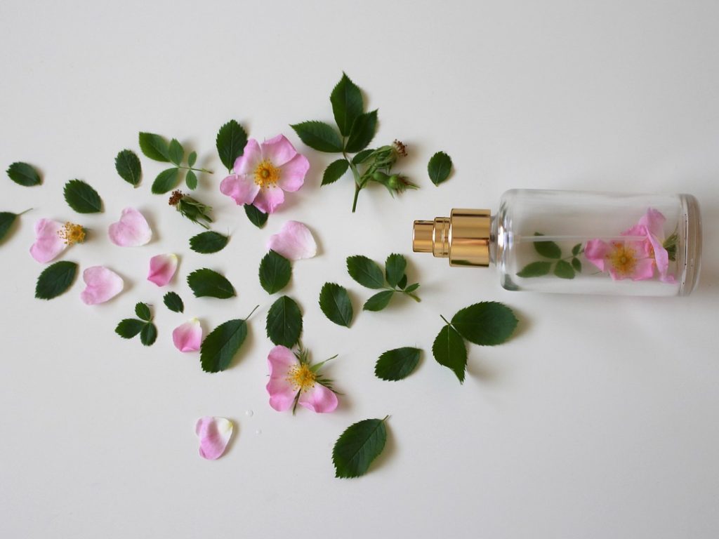Parfumflasche und Blütenblätter