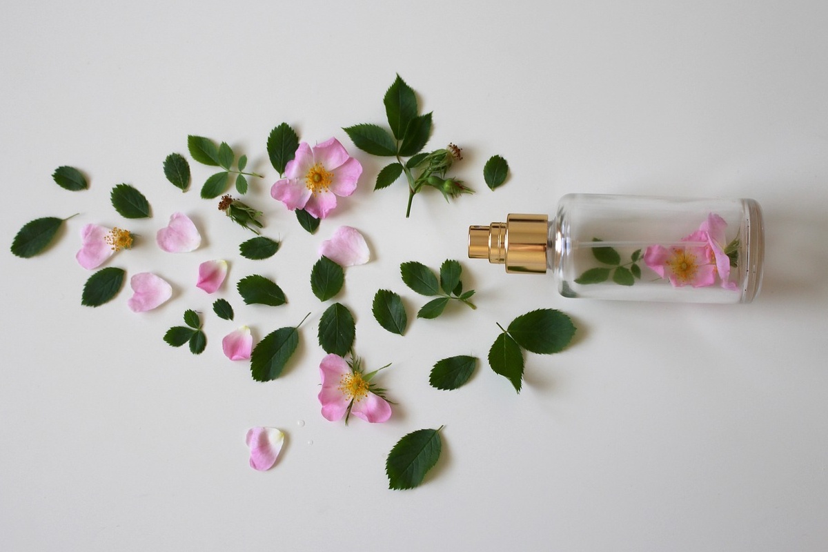 Parfumflasche und Blütenblätter