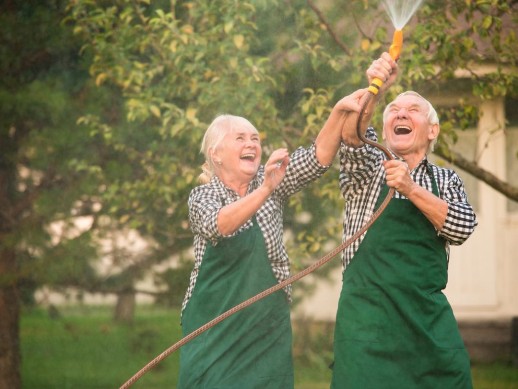 Rentnerpaar hat Spaß im Partnerlook