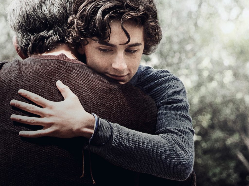 Ein Sohn umarmt seinen Vater