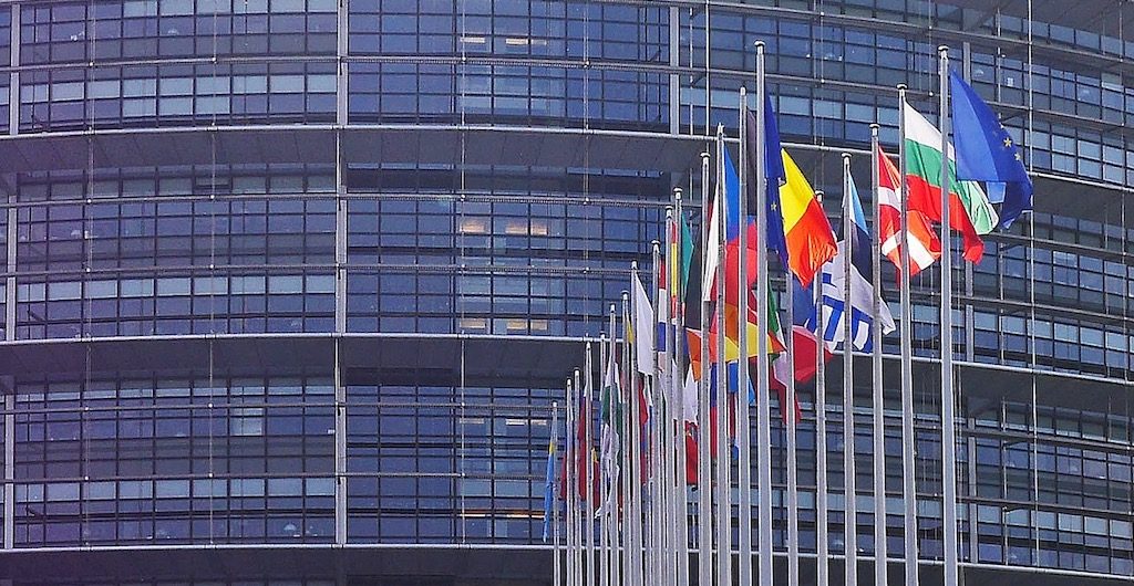 Flaggen vor dem Europäischen Parlament