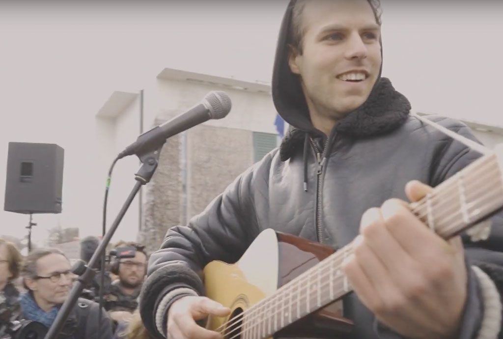 Leo Holldack spielt Gitarre auf der Klimademo in Berlin