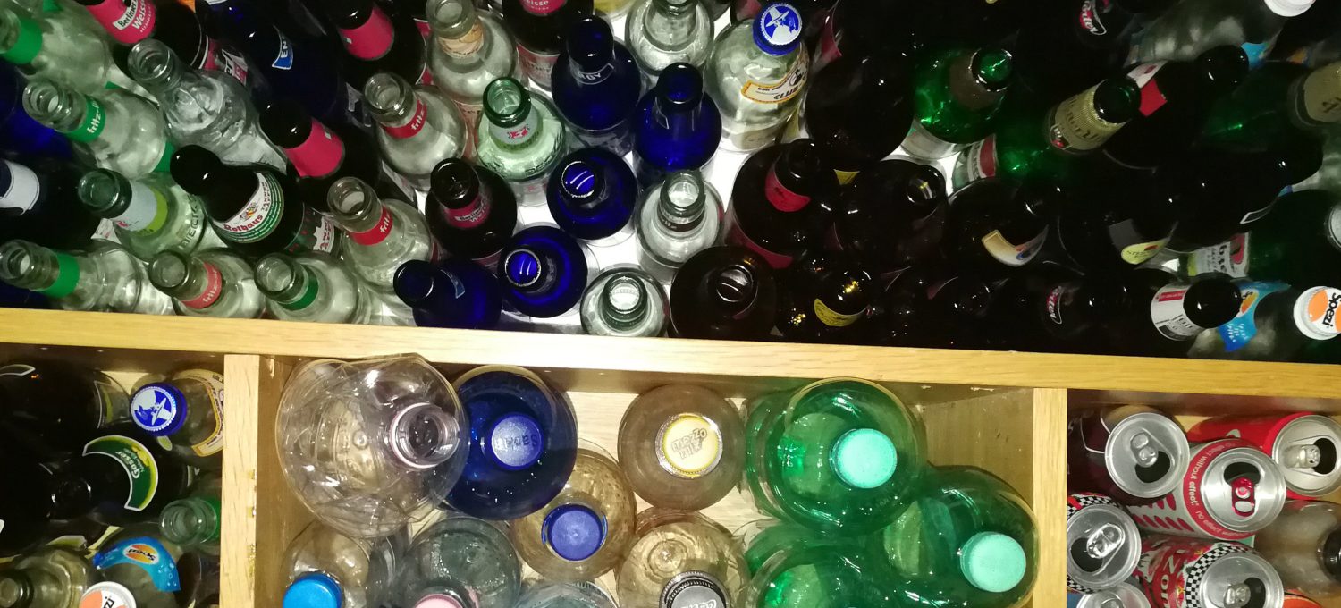 Flaschen in einem Regal gestapelt und sortiert